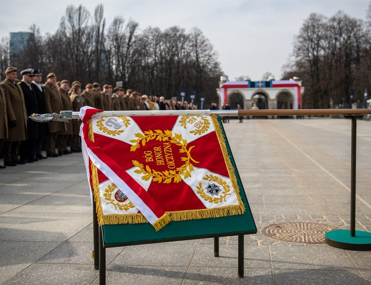 Firma Szynaka Meble wspiera budowanie patriotycznego ducha i promuje wartości narodowego dziedzictwa.
