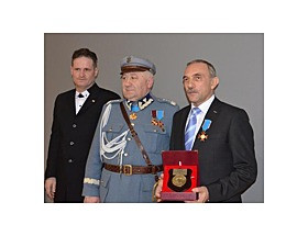 Złoty Krzyż Honorowy Związku Piłsudczyków Rzeczypospolitej Polskiej dla Prezesa Jana Szynaka 